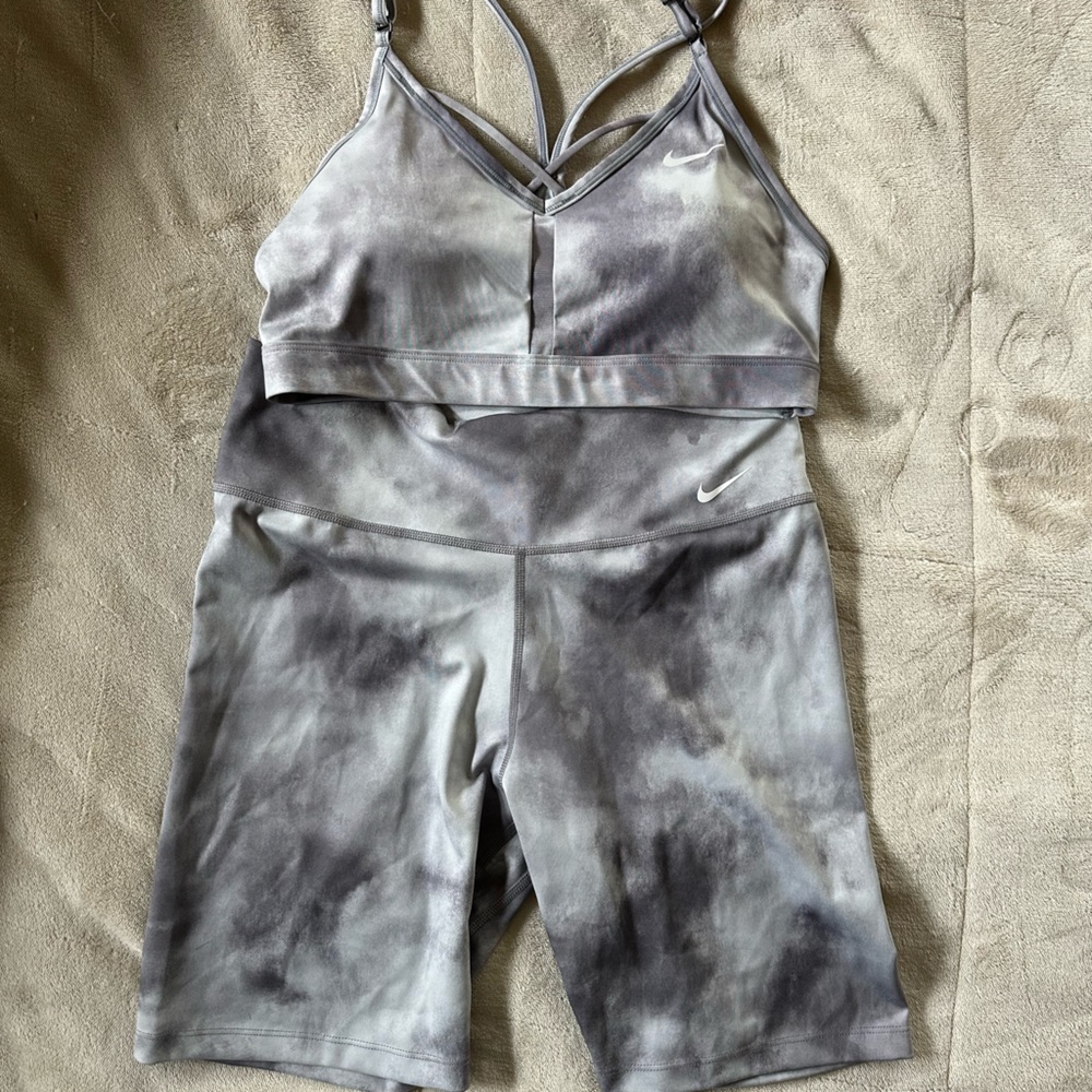 NIKE TWO PIECE OMBRE SHORT SET SIZE M